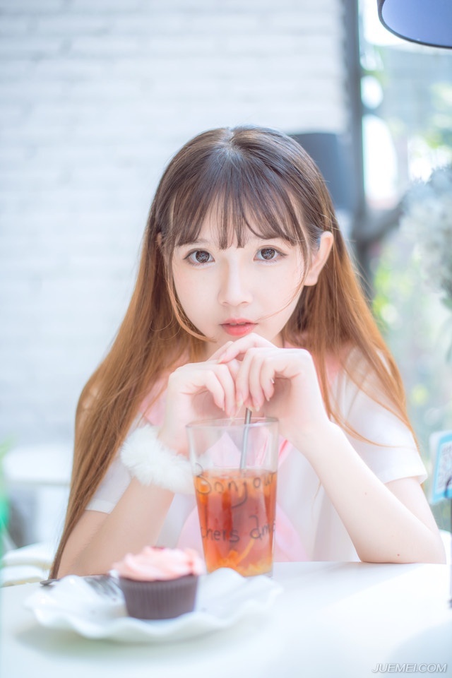 真正的朋友并不是大鱼大肉的饭桌上跟你喝酒说“感情深一口闷”的人，而是哪怕粗茶淡饭也能与你喝茶下饭的那个人。对你好的人不是喝酒之后鼓励怂恿你干冲动之事的人，而是当你失控时能够冷静而正确帮你控制情绪，防止你走入歧途的那个人。